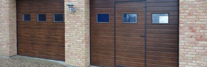 Секційні гаражні ворота з хвірткою
