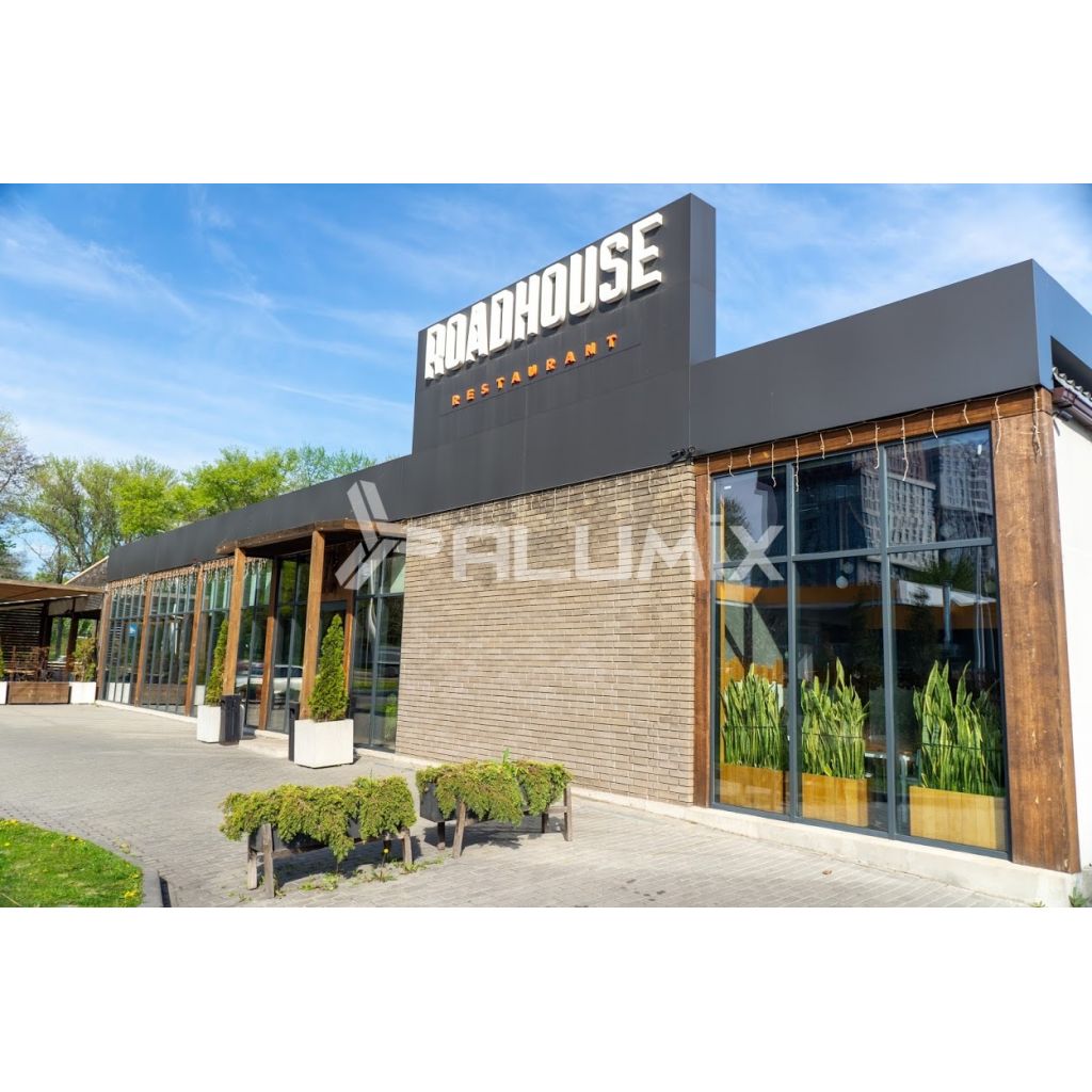 Фасадне скління для ресторану «Roadhouse» 